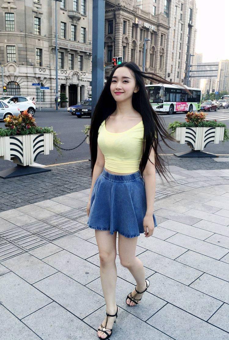 比奶茶妹妹还清新的小姐姐黄蓝装扮你喜欢吗