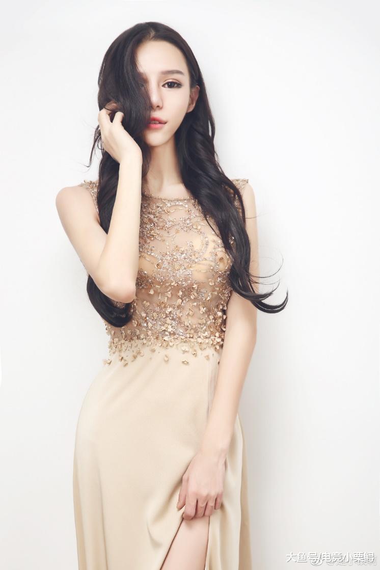 二次元最美伪娘小银入驻斗鱼被赞第一扳手, 水友: 是男的?