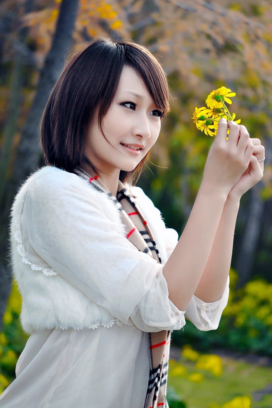 清早阳光下一个笑容怡人的短发美女|人像|姑娘|摄影_新浪新闻