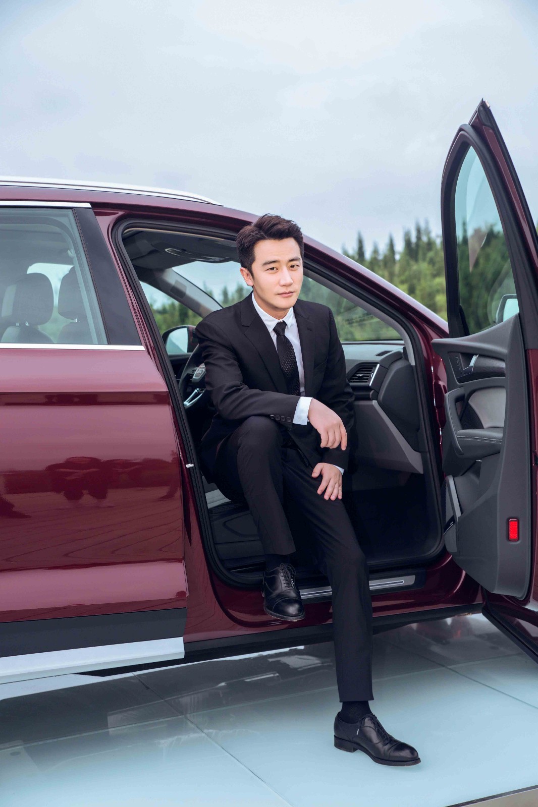 黄轩现身贵州风景区 黑色西装尽展精英风采