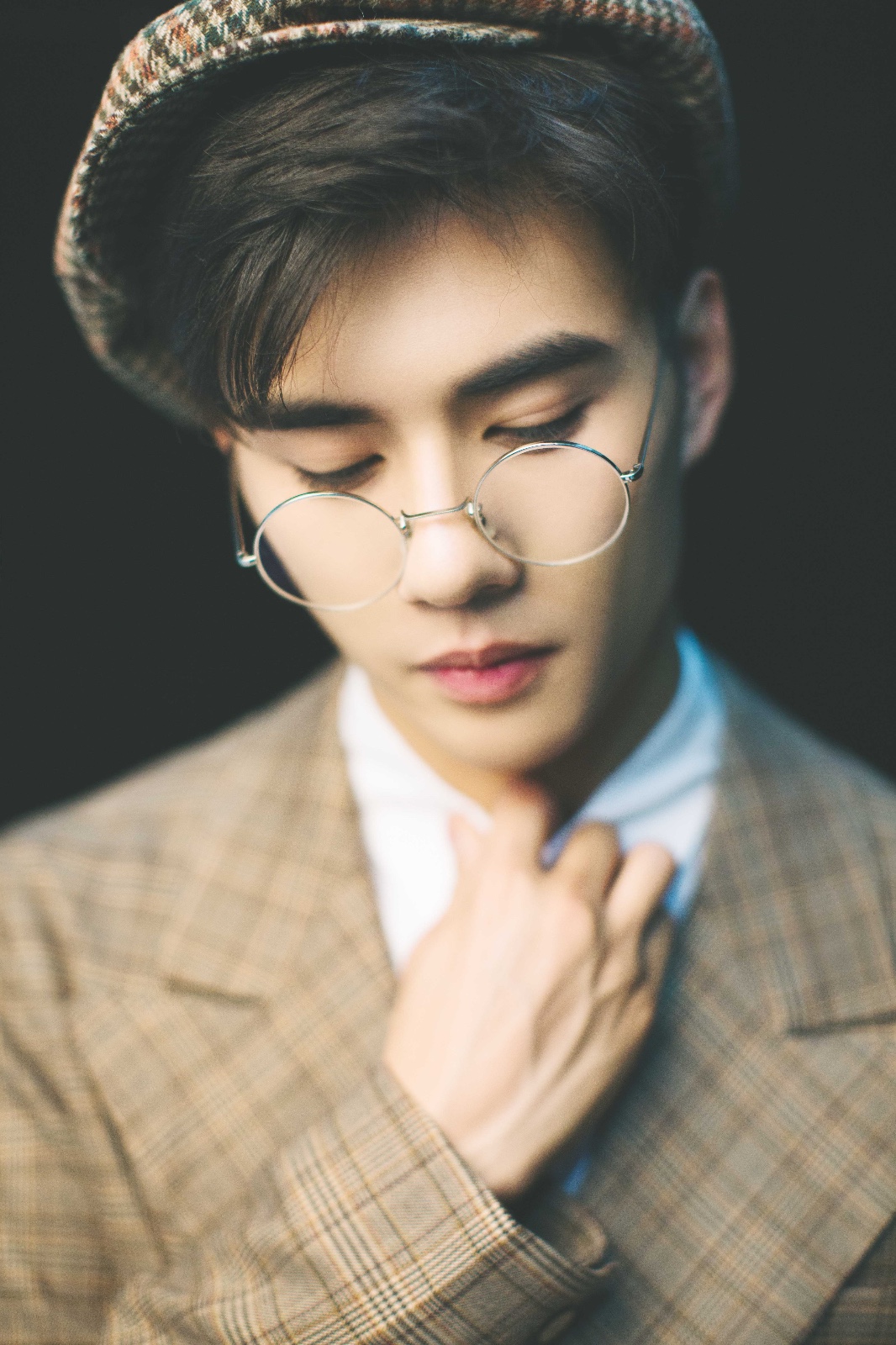 魏伸洲英伦写真曝光 眼眸深邃的英气小王子