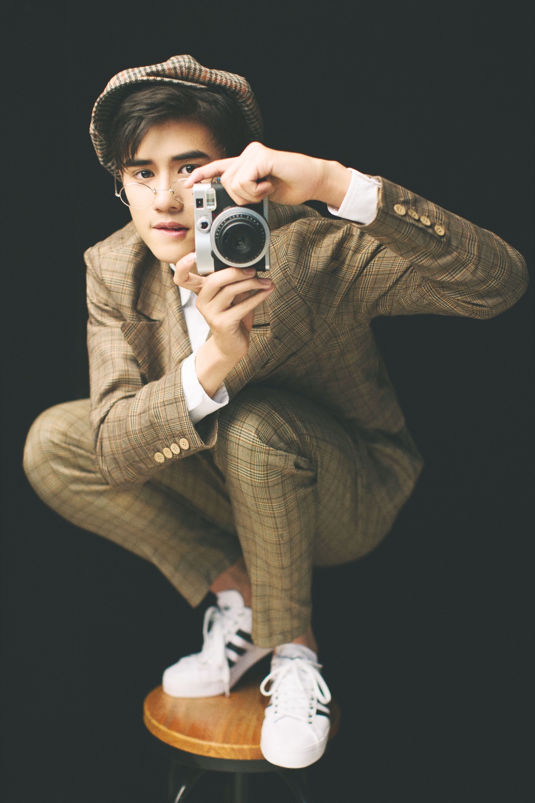 魏伸洲英伦写真曝光 眼眸深邃的英气小王子