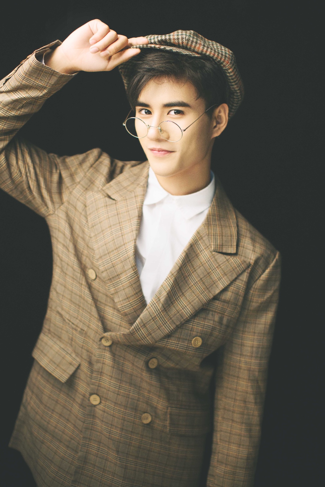 魏伸洲英伦写真曝光 眼眸深邃的英气小王子