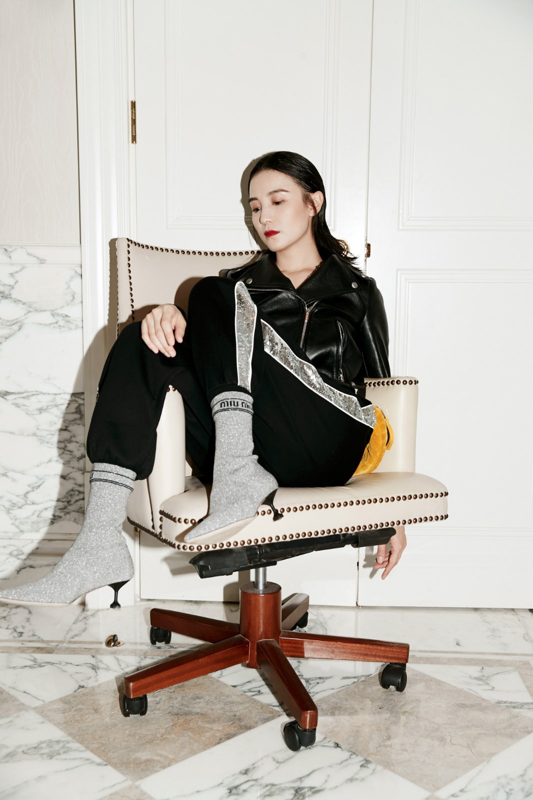 宋佳受邀品牌t台走秀  尽显裤装女王潇洒独立