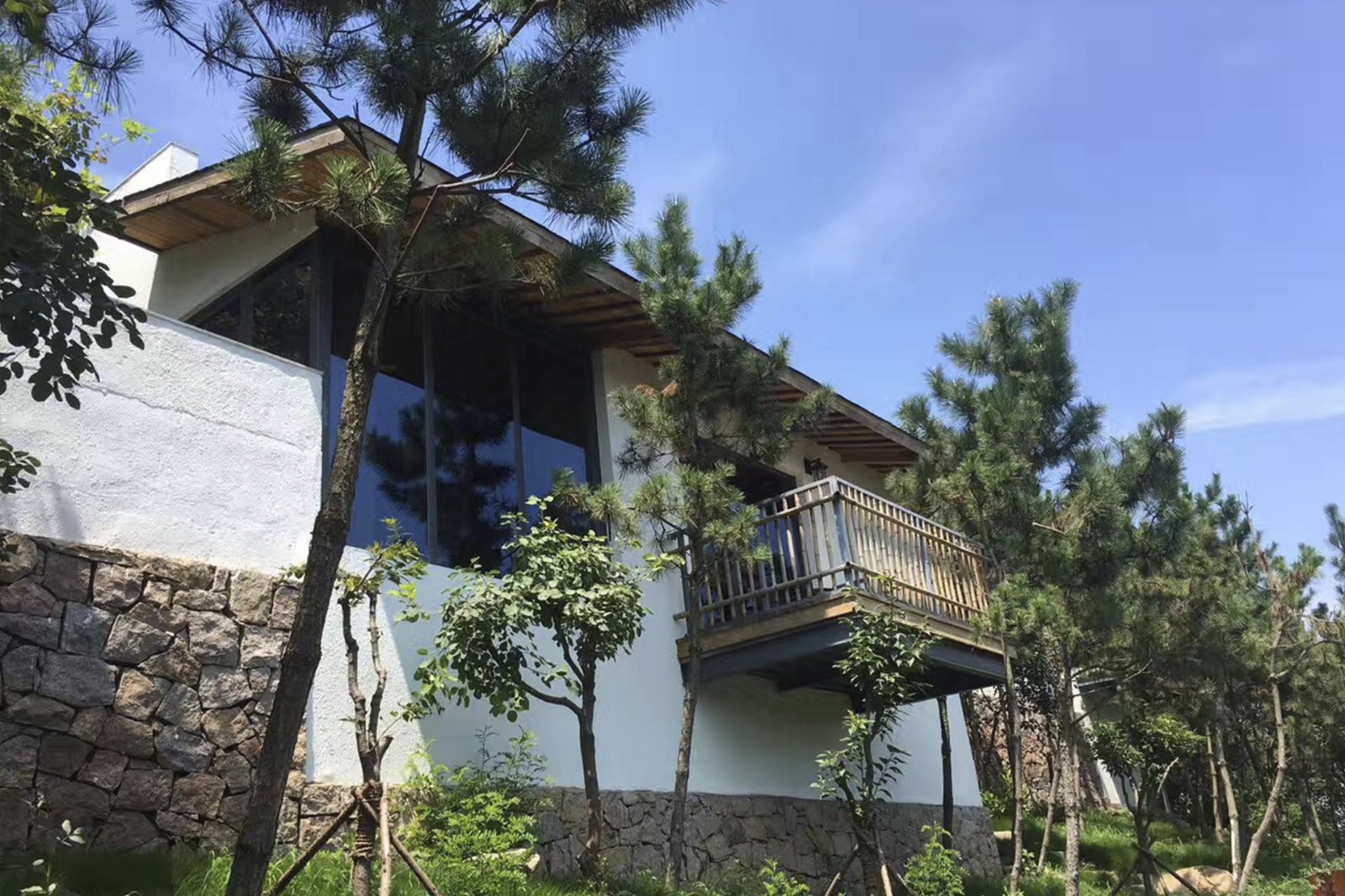半山之上邻水而居,这里是青岛最美隐居地,在温泉里了望群山