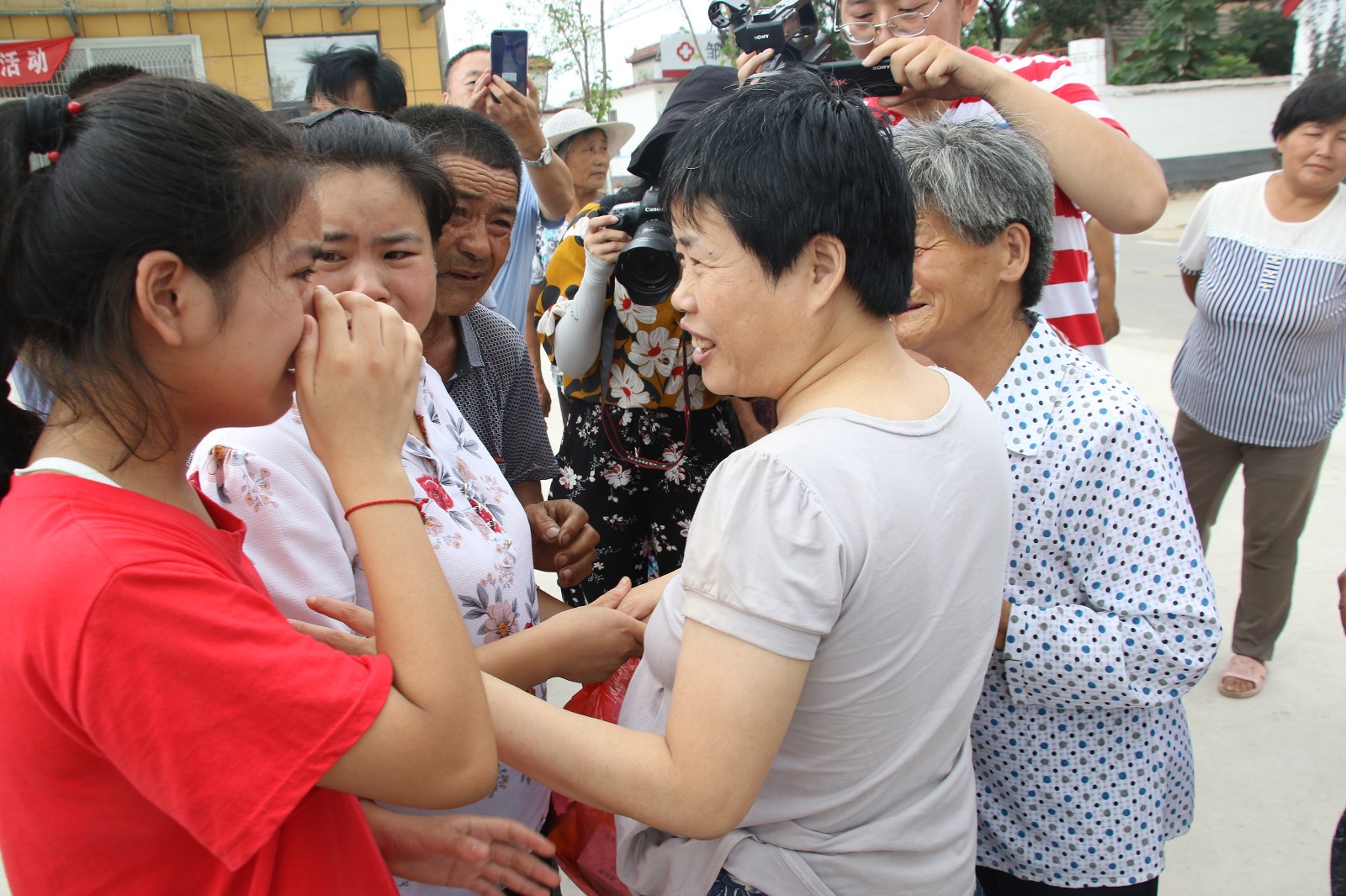 孟庆荣终于回到了山东省邹城市赵庄村老家,见到了两个哭成泪人的女儿