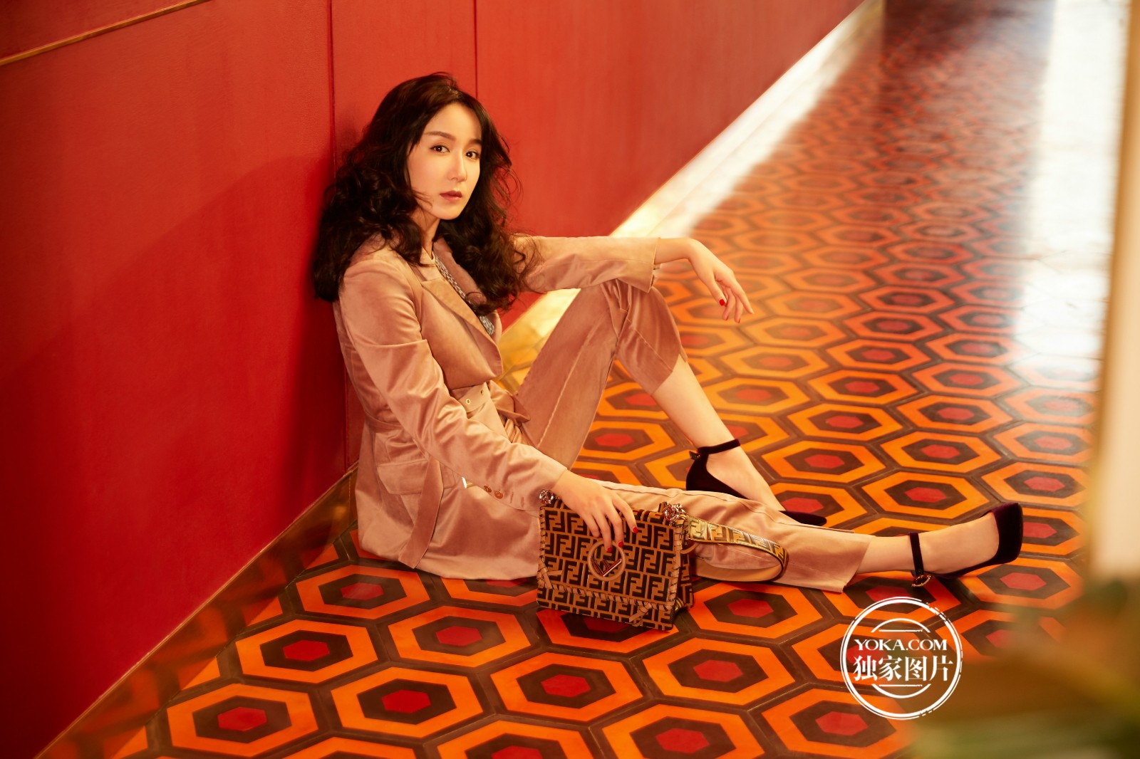 娄艺潇大展玫瑰色魅力 卷发红唇超吸睛