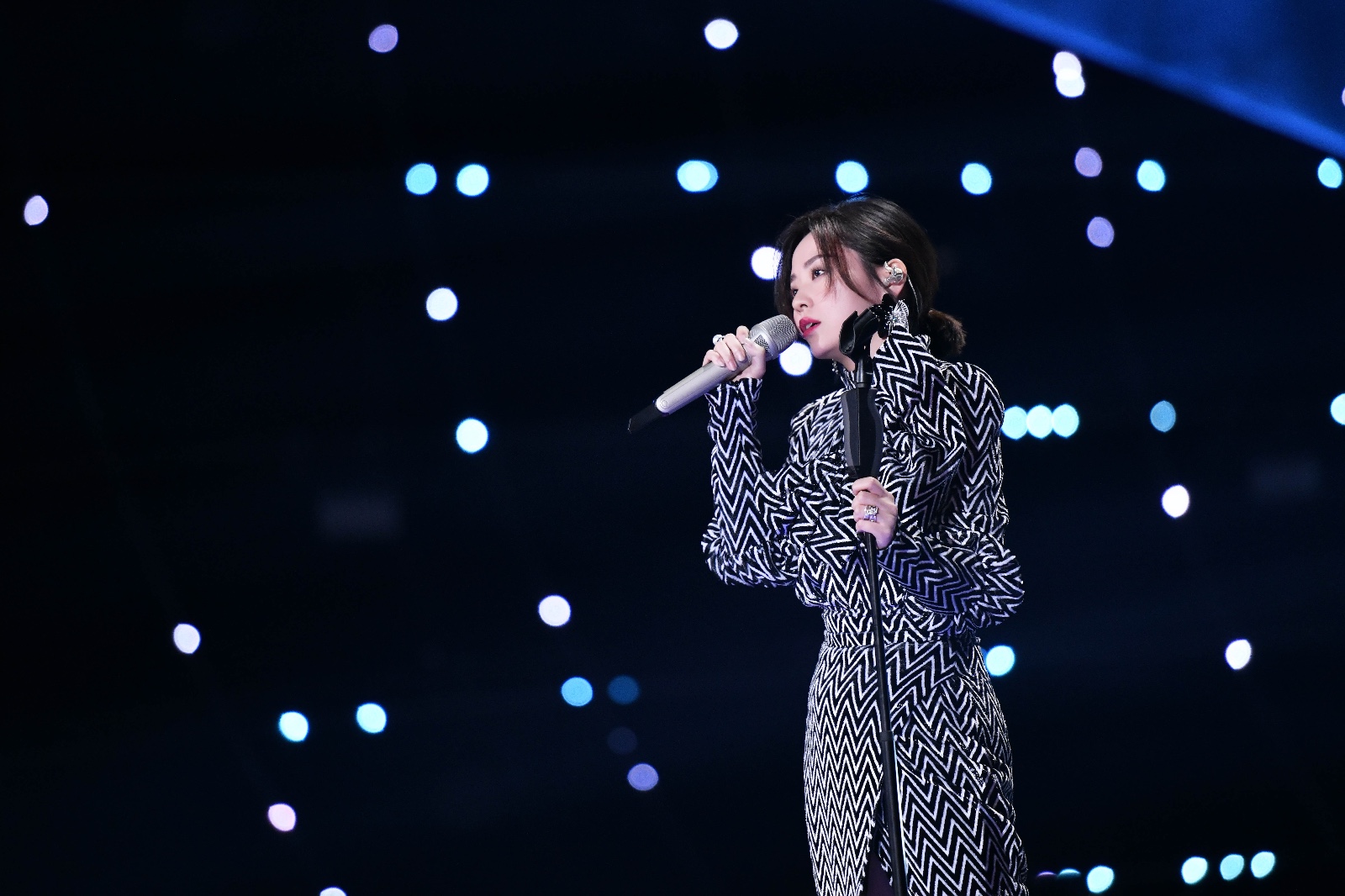 张靓颖回归《梦想的声音》惊艳演绎海豚音版《白月光》