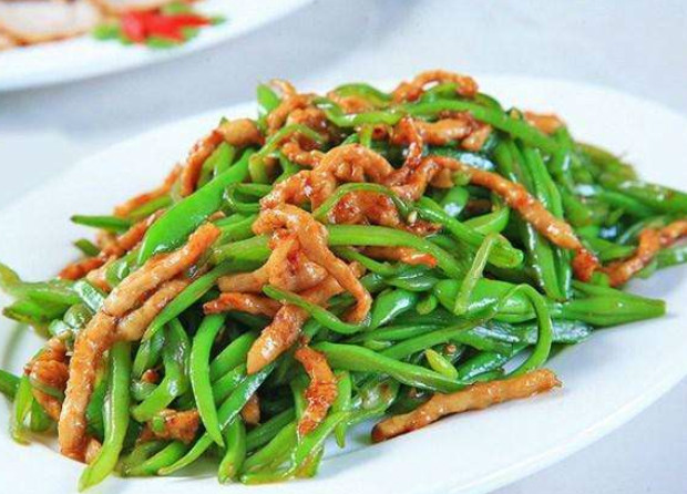 肉炒豆角丝材料:宽豆角280克,瘦猪肉90克,葱姜末少许,大蒜2瓣,调料