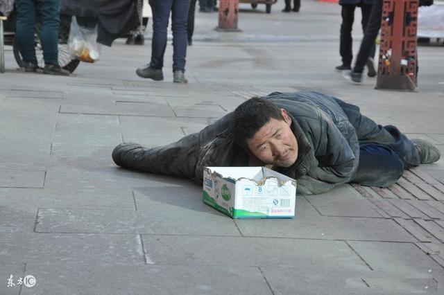 乞丐找美女乞讨遭打,千万富翁过来做一事,众人竟然傻了!