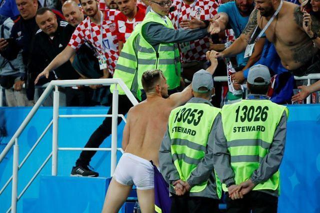 一脱再脱,拉基蒂奇上演内裤秀庆祝,球迷:如夺冠会裸奔庆祝吗