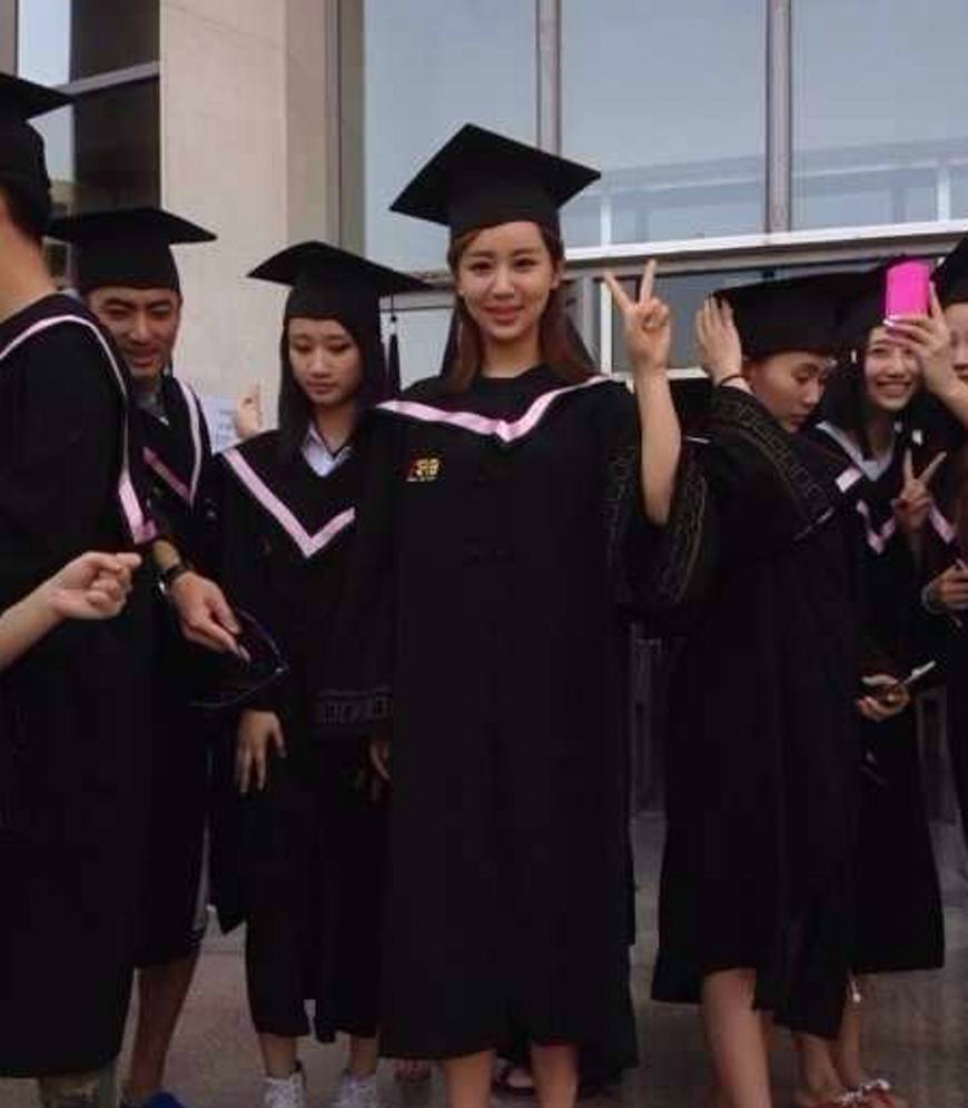 杨紫毕业照,清纯可爱乔欣毕业照,满满的胶原蛋白刘涛虽然没上过大学