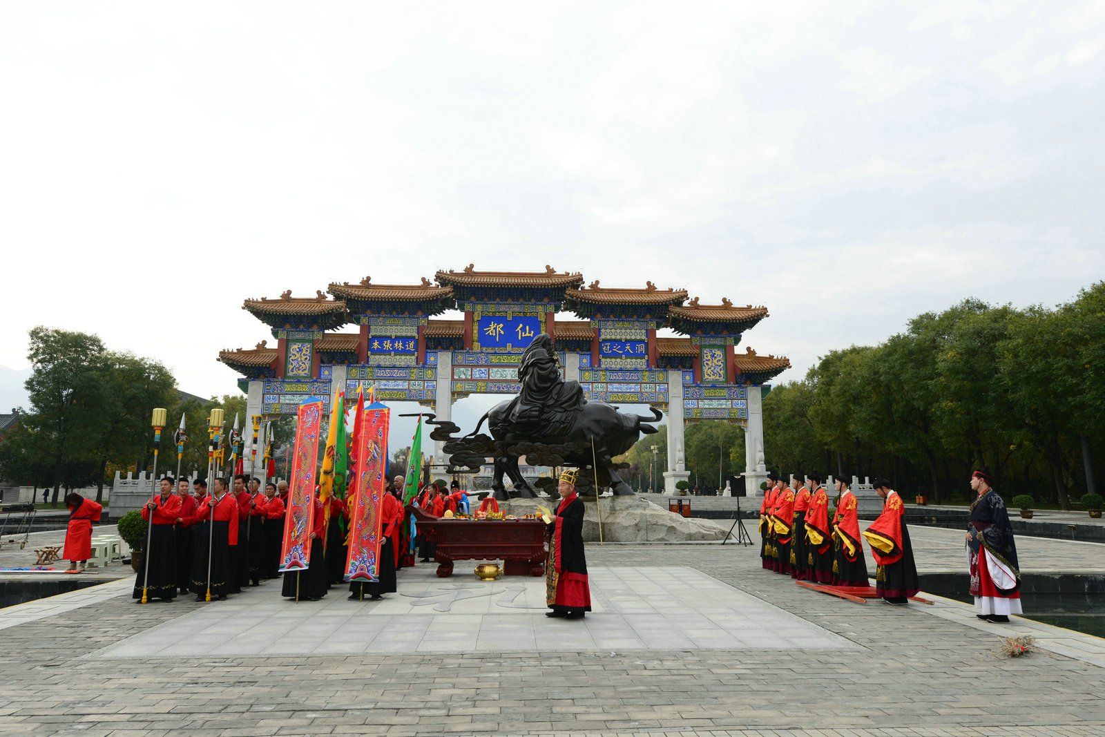 古老楼观台有棵"树坚强",2500多岁依然灿若华盖