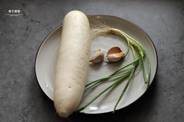 准备好食材:白萝卜1根,蒜米3粒,葱花1根,食盐1勺