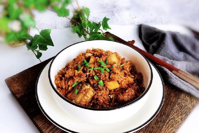 剩下米饭炒着吃,新烧米饭焖着吃,饭菜一锅出,最后一碗比较特别