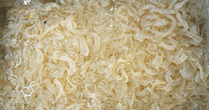 二,海蜇丝这个貌似在火锅里尤其受欢迎,各种鱼丸,虾丸,撒尿丸,但是小