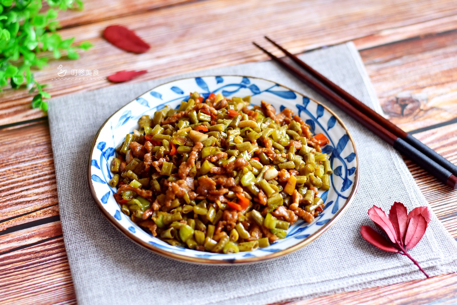 下饭菜我只服酸豆角,加上肉末一炒,酸辣爽口,越吃越过瘾!