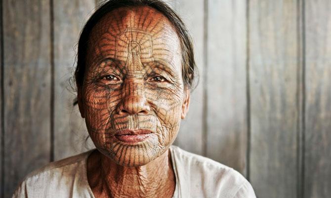 这里的女人纹面是为了掩盖美貌