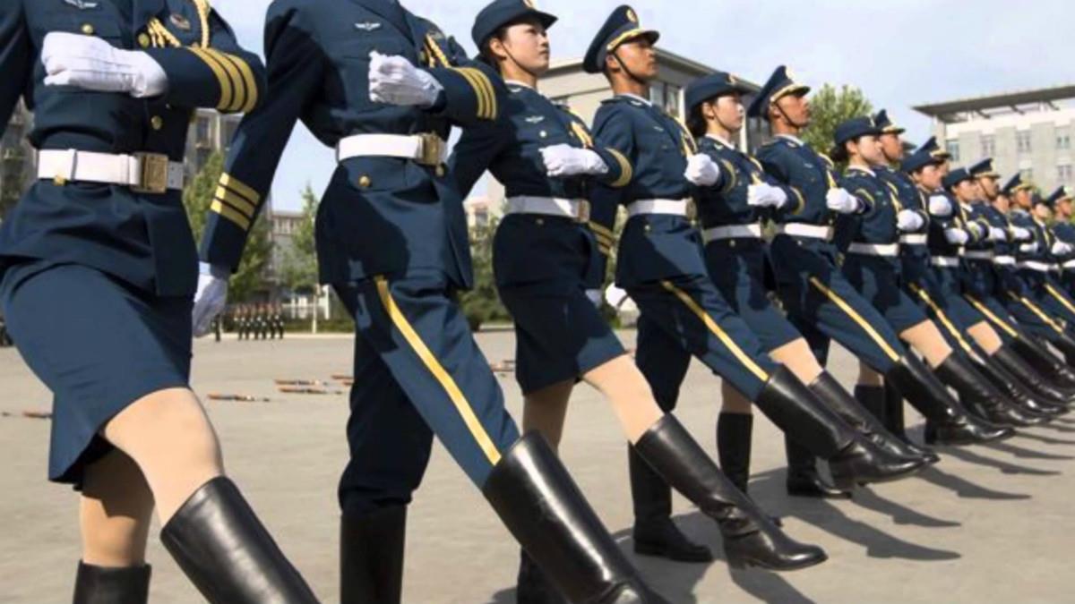 女军人一出来,很多人却被丝袜吸引了,为什么要这么穿?