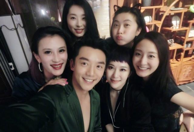 美女成云,装扮鬼脸,左拥右抱幸福脸