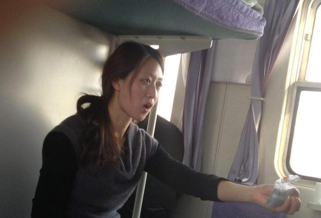 火车上遇到美女占了你的座位,你会怎么做?