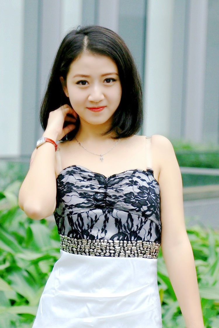 一个坐在石凳上休息的短发清秀姑娘