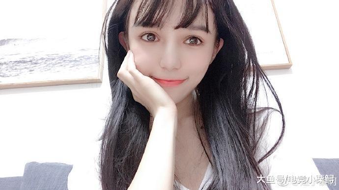 二次元最美伪娘小银入驻斗鱼被赞第一扳手, 水友: 是男的?