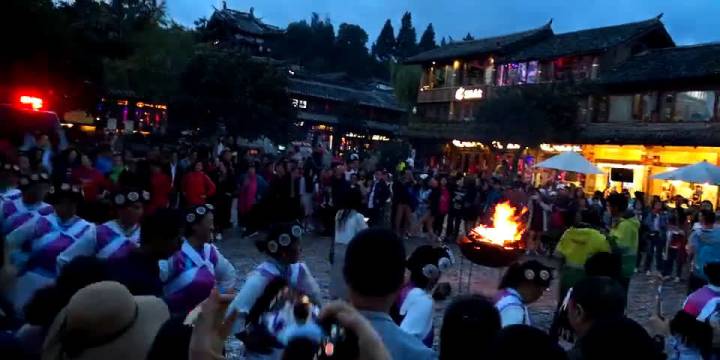 千年等一回间奏唱的是什么丽江古城这个抖音唱