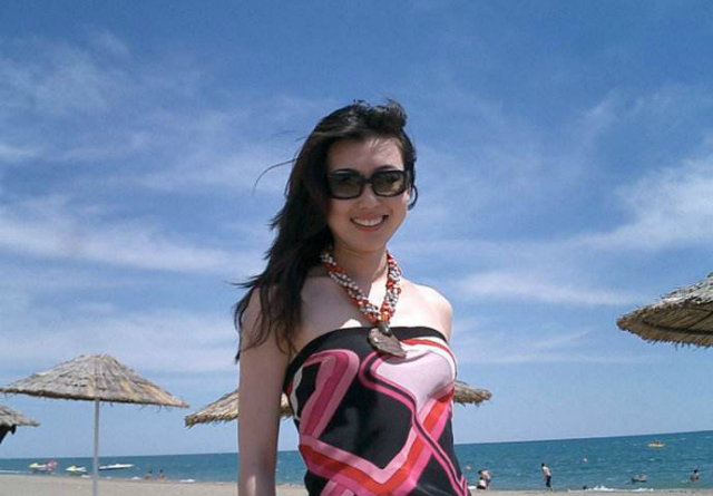 有北方豪爽和南方文雅为一体的央视女主持人李红清新儒雅睿智