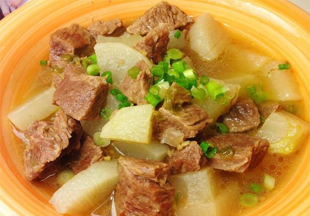 三,牛肉炖萝卜步骤4,炒至青红辣椒八分熟,加入生抽,水淀粉勾芡和鸡精