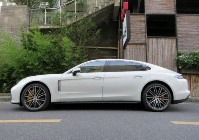 20多岁小伙花300万元买辆帕拉梅拉,朋友说他们家都是保时捷粉