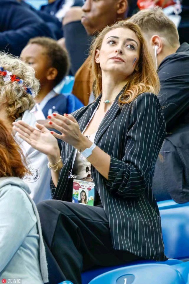 法国铁卫帕瓦尔女友看台更衣高颜值引人侧目