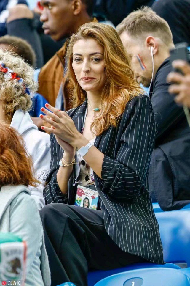 法国铁卫帕瓦尔女友看台更衣高颜值引人侧目