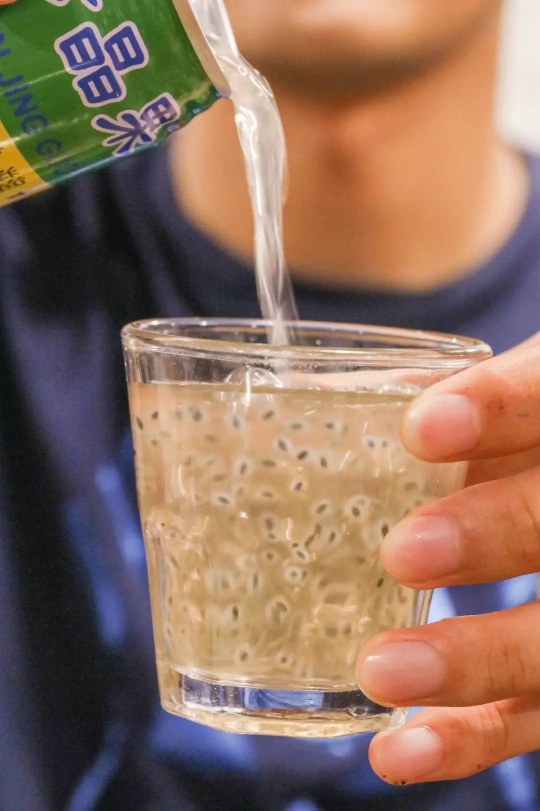 吃着宜宾烧烤,当然还要来罐专属于宜宾人的回忆——珍晶果饮料,一口