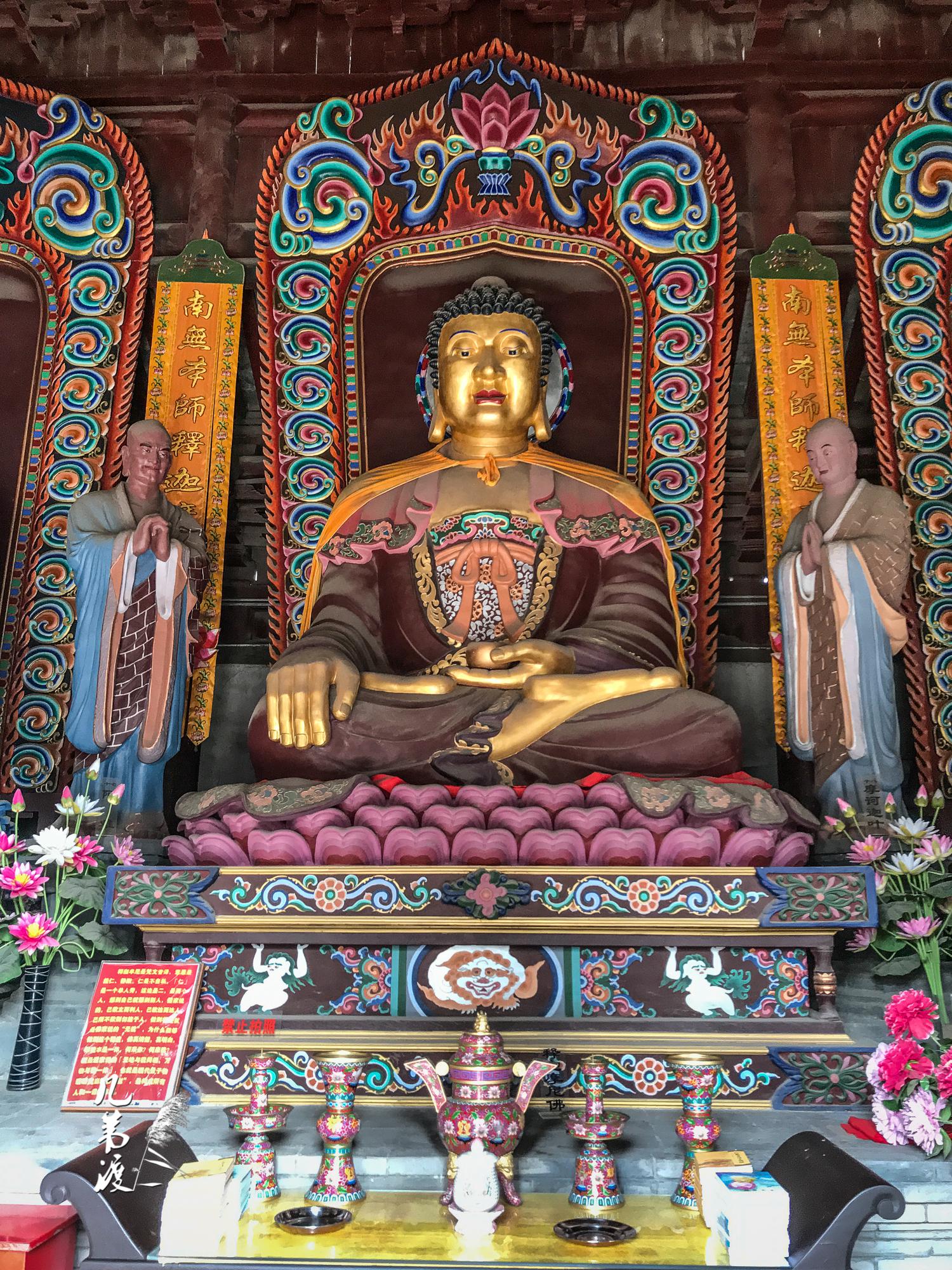 锦州广济寺五大雄宝殿的三世佛和十六罗汉