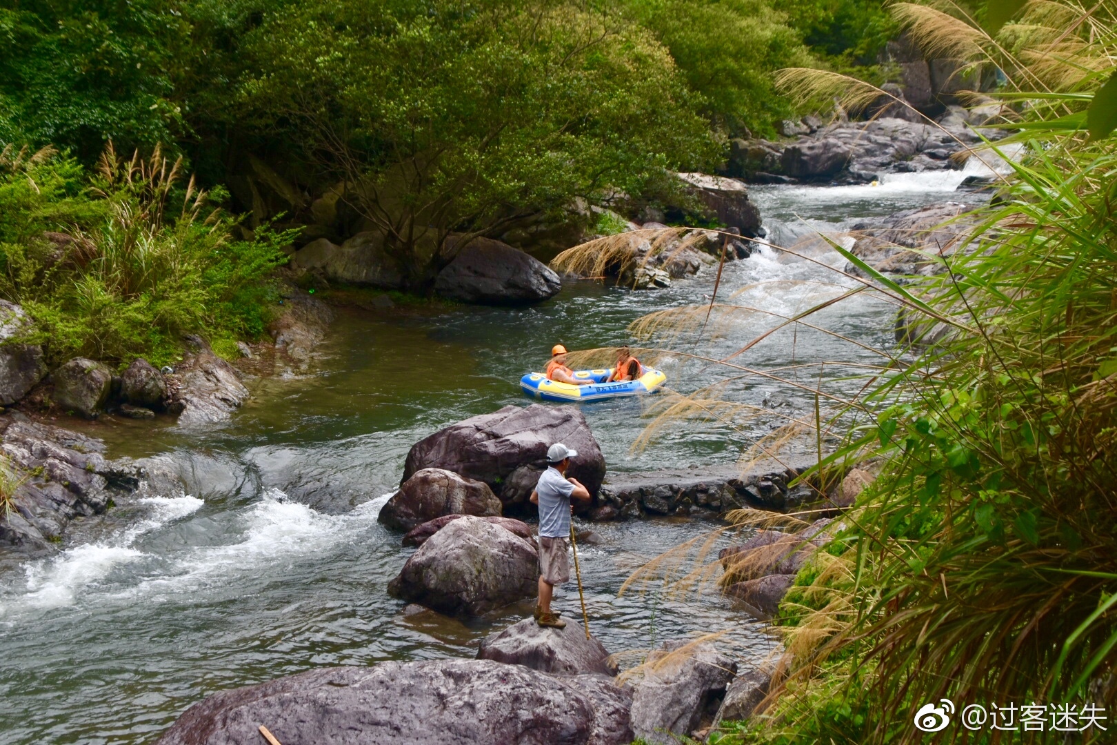 炎炎夏日到百丈飞瀑漂流是不错的选择_新浪看点