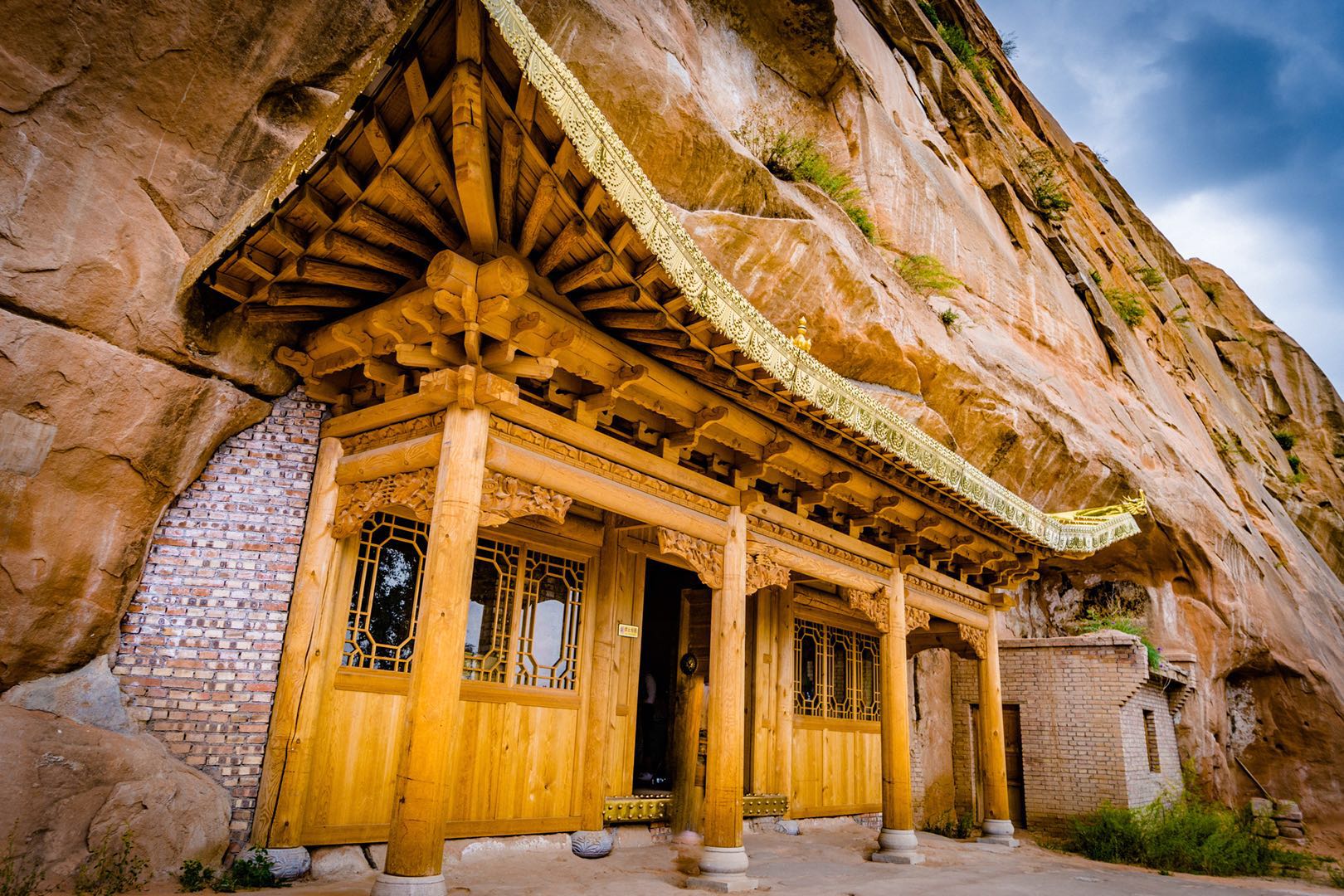 甘肃的这座寺庙建在悬崖峭壁上,原因竟是因为一个马蹄印!