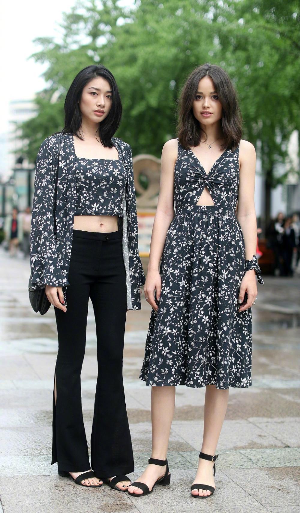 路人街拍时尚闺蜜现身街头引关注