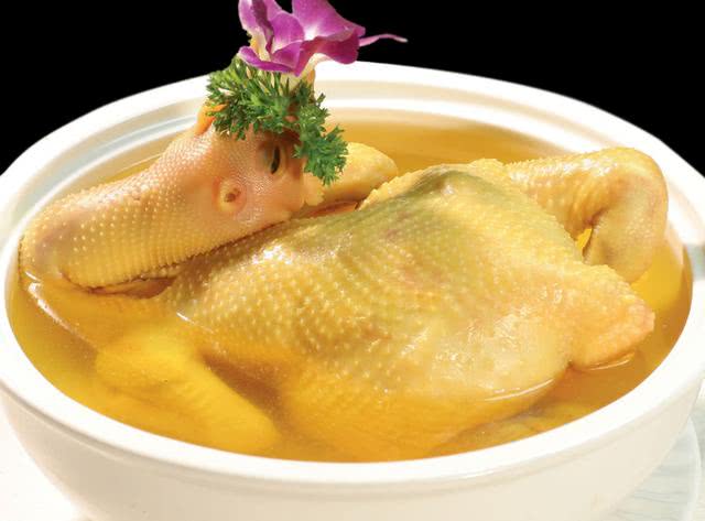 正文  其实做清炖的鸡汤,想把汤做的清澈见底,只要一个技巧就可以.