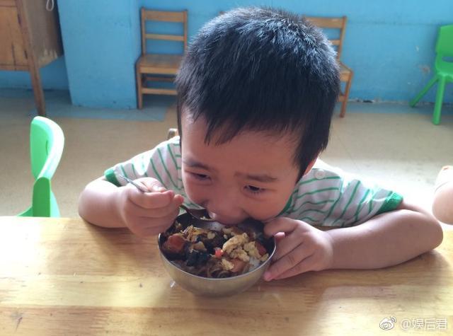 这样培养他的饥饿感很有效,可不是饿一顿