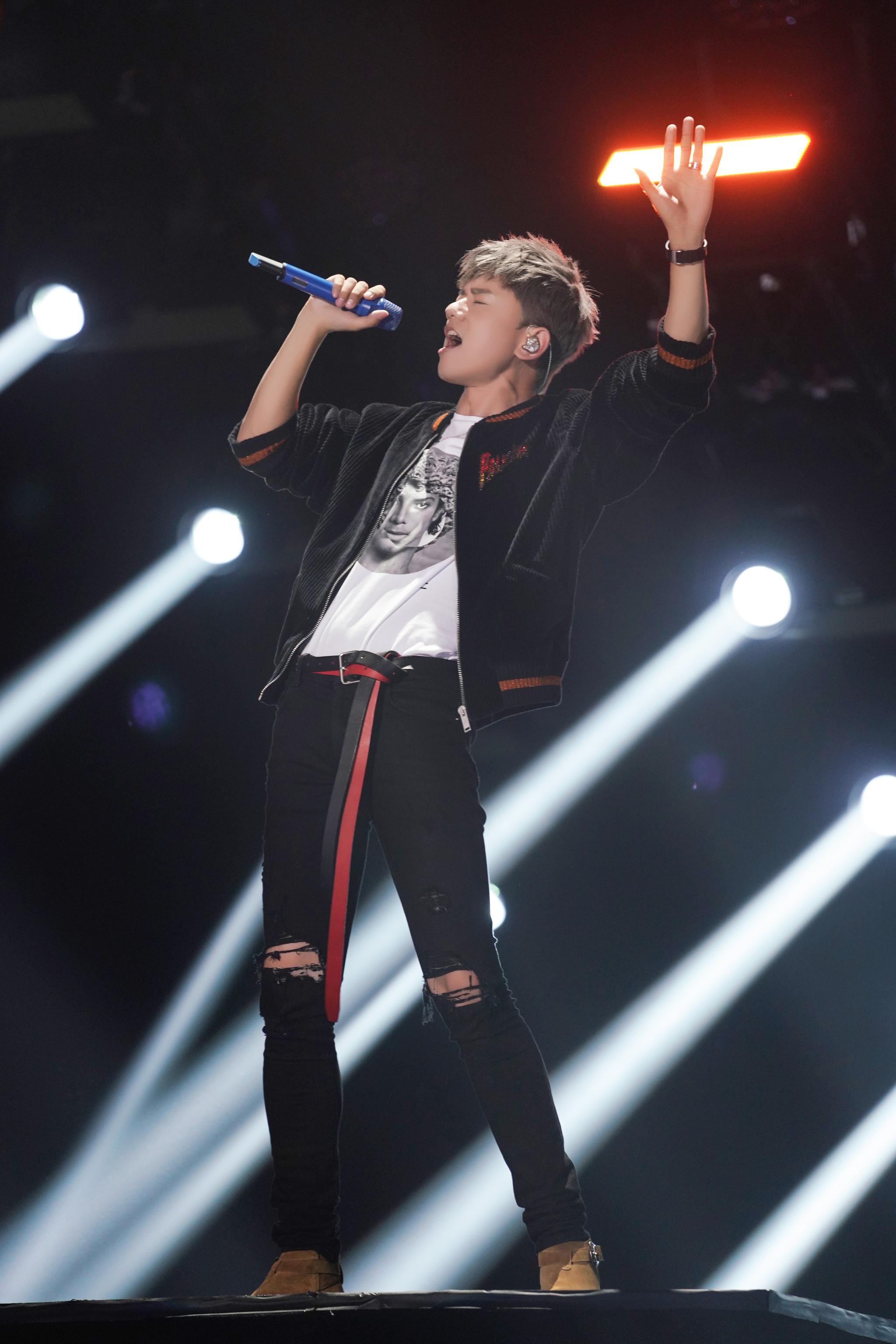 再次祝贺@张杰 荣获年度最佳男歌手,年度最具影响力演唱会,年度金曲