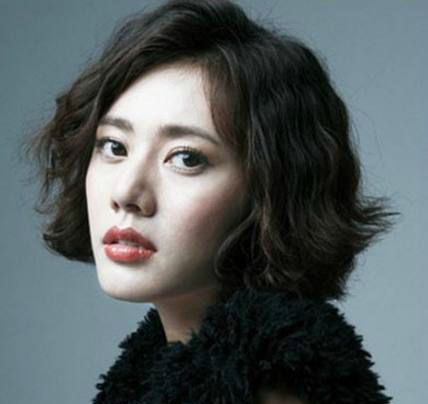 秋瓷炫偏分梳理的短发融合了纹理烫发设计,搭配红唇妆知性婉约.