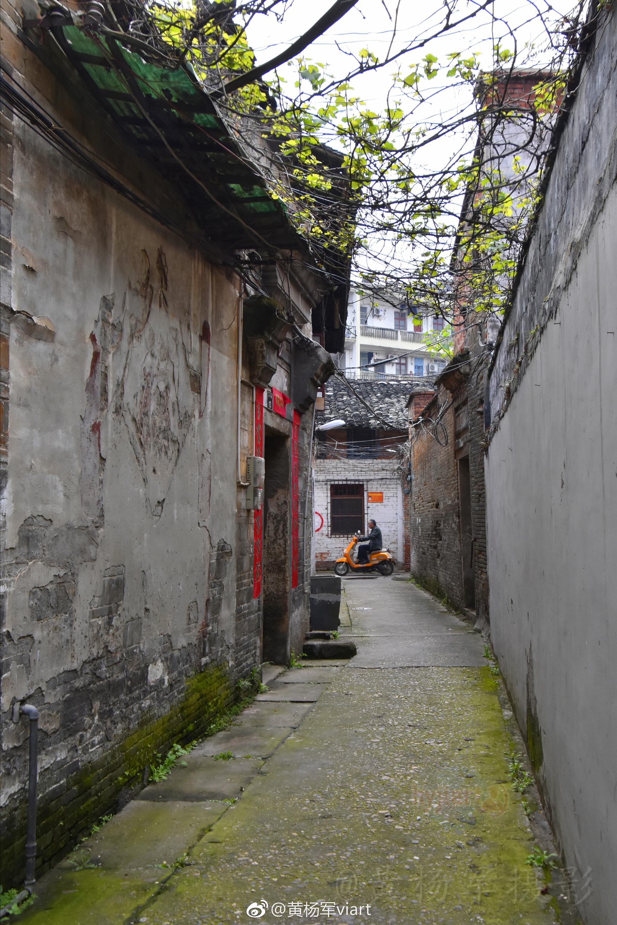 马齐巷,巷子很窄一米左右,靠中山路这头由于修建了居民楼,拓宽了很多