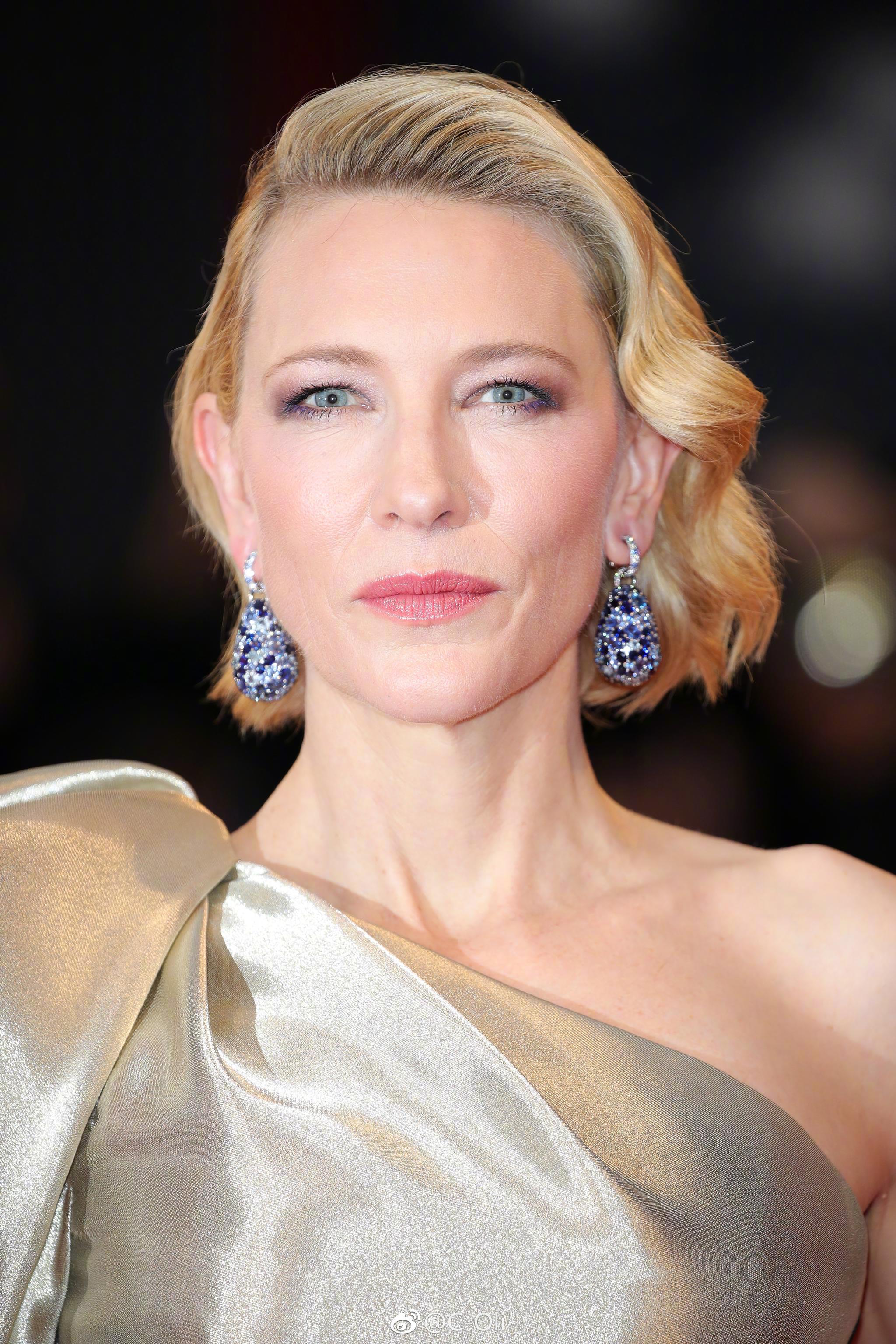 奥斯卡影后cate blanchett身着armani prive高级定制礼服登上电影《阴