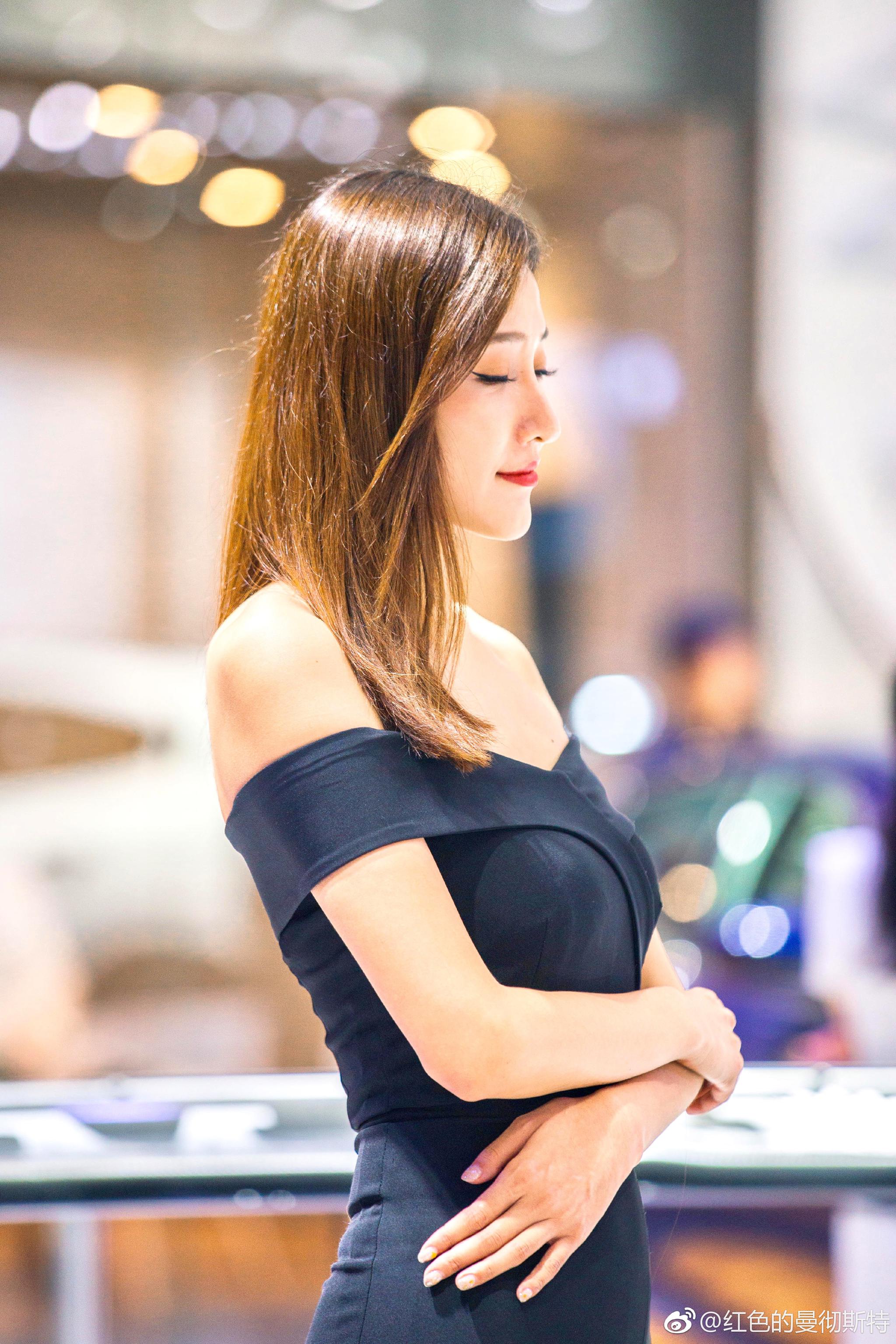 2018成都车展 车模永远都是车展的一道亮丽风景线cr@红色的曼彻斯特