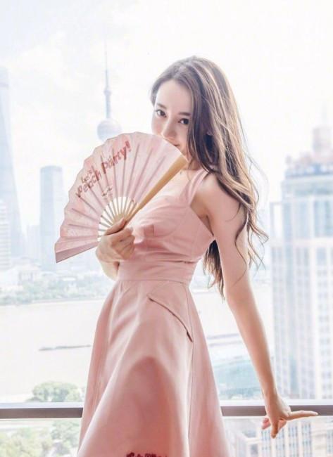 迪丽热巴厉害了,身穿这么尴尬的裙子,却利用拍照技巧妙遮住!