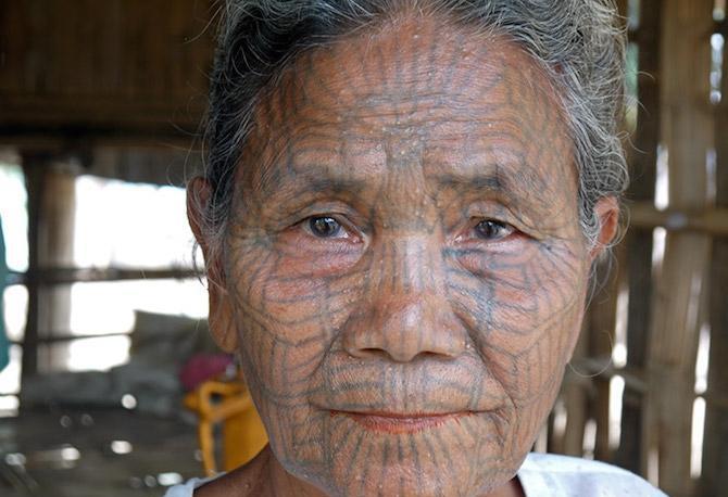 在当时的女孩在十四岁到十六岁之间就会被强制纹面后来这一传统被淡化