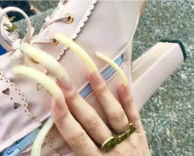 俄16岁长腿美少女三年不剪指甲,指甲长15cm