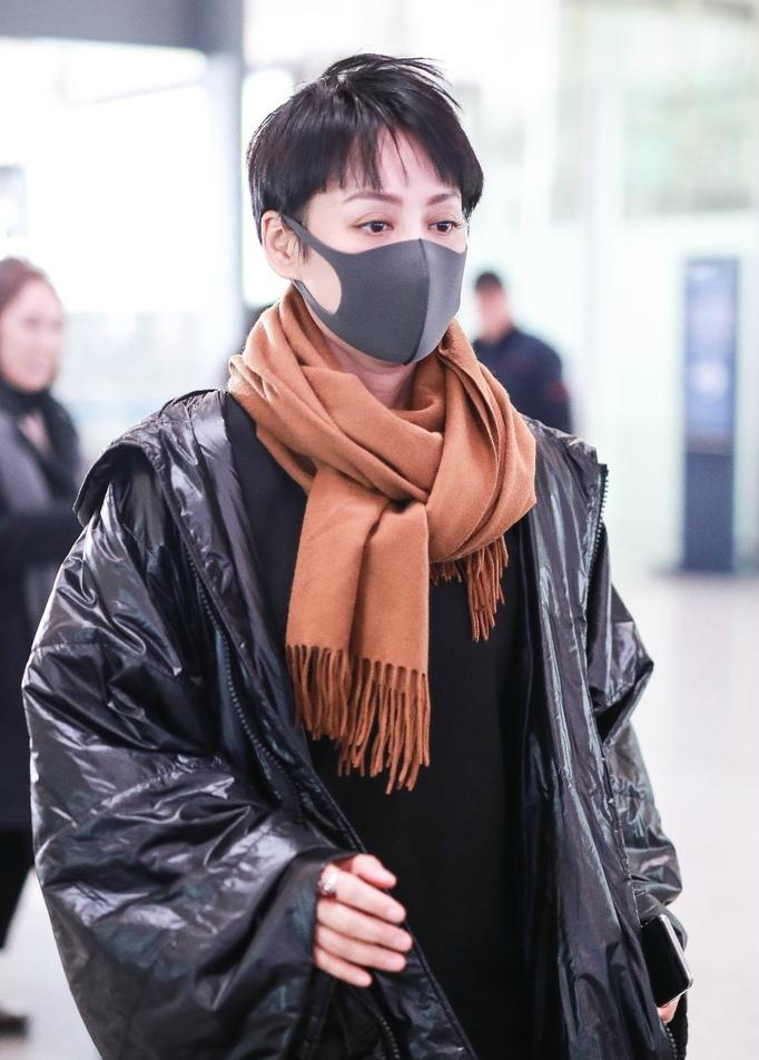 组图,柳岩穿白色卫衣戴夸张耳环随性摆拍秀精致侧颜