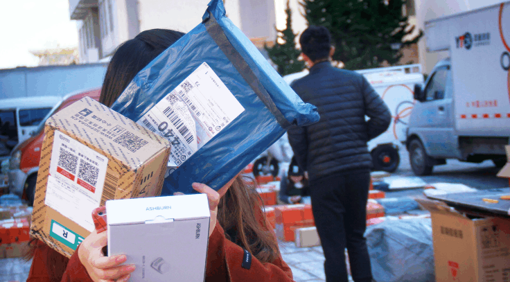 校园美女扎堆取快递, 有人一口气买24件衣服|双十一|快递|女生_新浪新